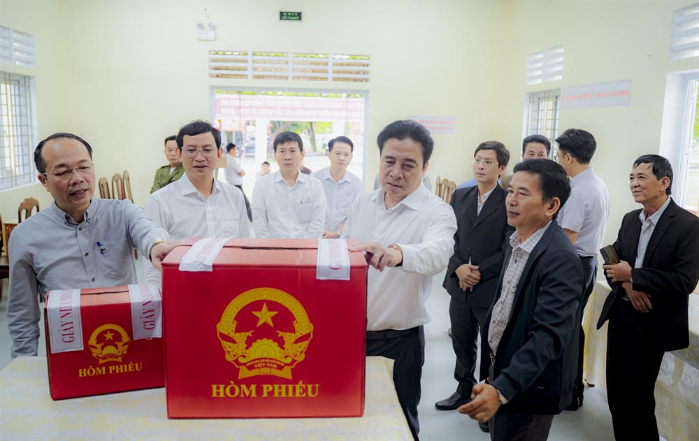 Lãnh đạo TP Huế kiểm tra hòm phiếu và công tác chuẩn bị bầu cử tại khu vực bỏ phiếu thôn Phú Cường Xuyên, xã Chân Mây - Lăng Cô.