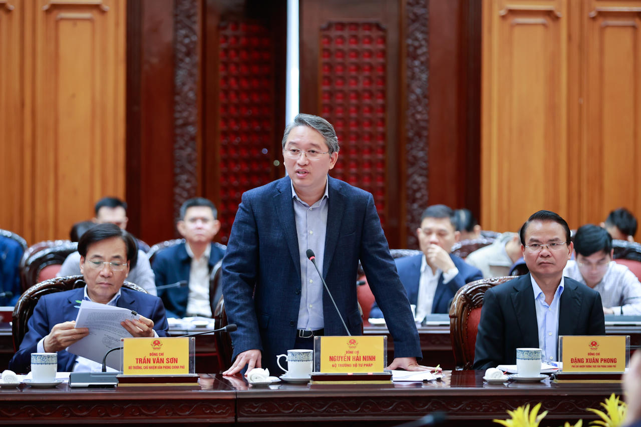 Bộ trưởng Bộ Tư pháp Nguyễn Hải Ninh báo cáo tại phiên họp. Ảnh: VGP