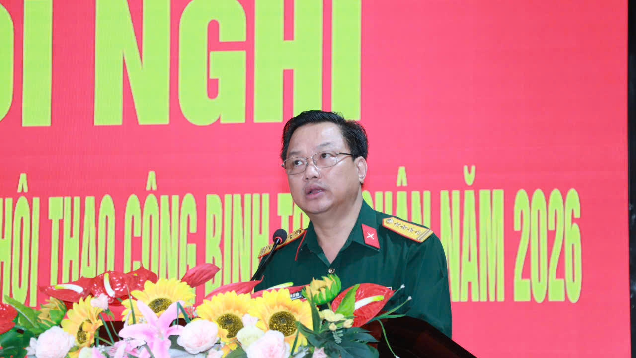 Đại tá Nguyễn Văn Hòa, Phó Tham mưu trưởng QK5 phát biểu tại hội nghị.&nbsp;