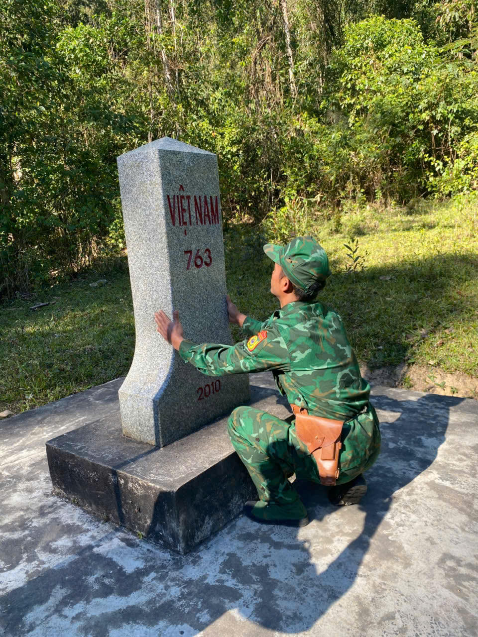 Đại úy A Dung kiểm tra cột mốc số 763 trên tuyến biên giới do đơn vị quản lý.