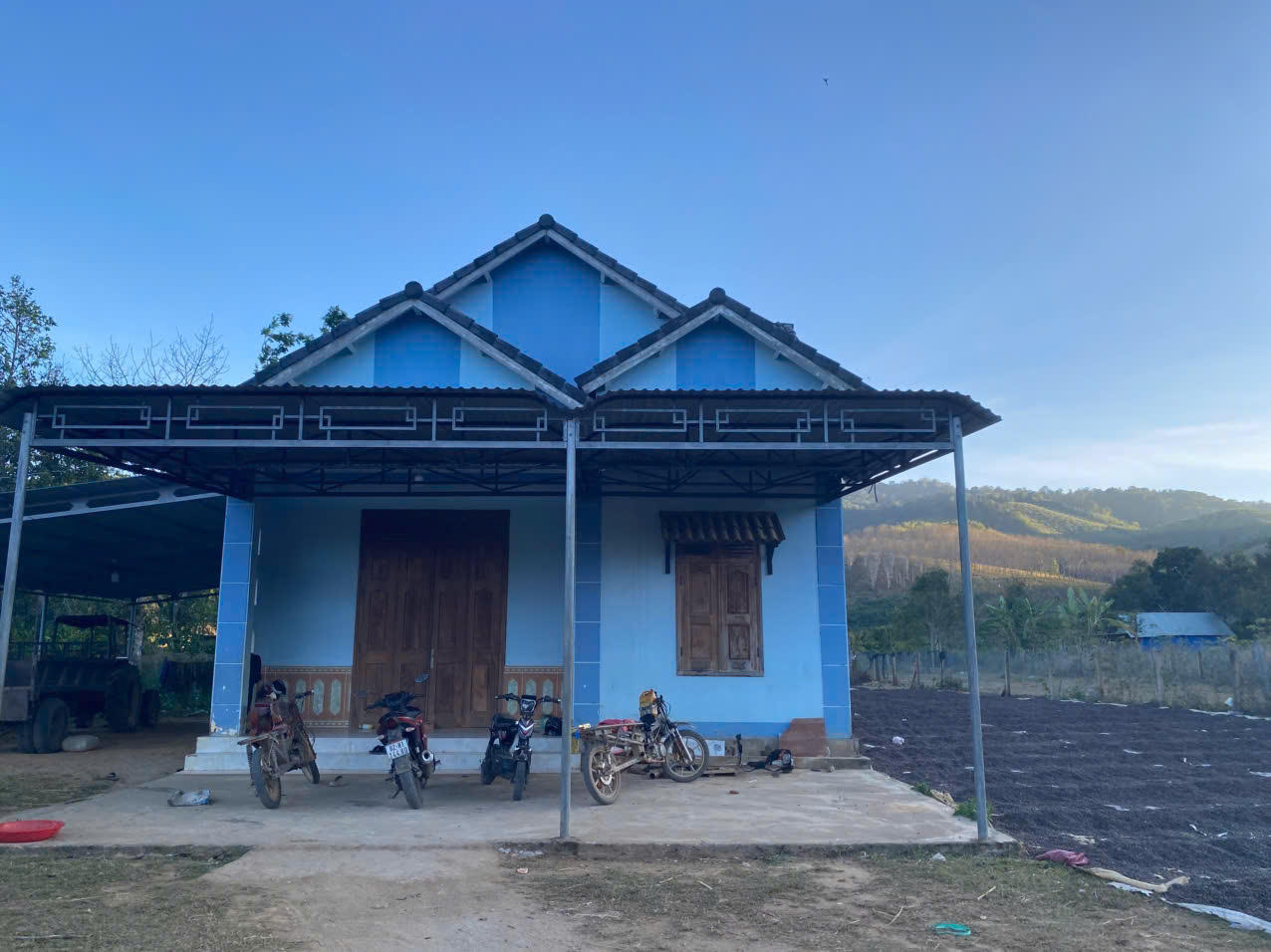 Xe máy để trước cửa nhà dân khi chủ nhà đi vắng - hình ảnh quen thuộc ở nhiều thôn, làng vùng biên khi tình hình an ninh trật tự được giữ vững.