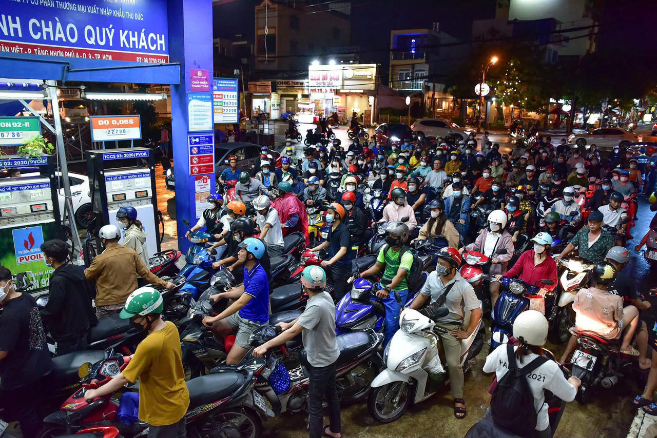 Bộ Công thương khuyến cáo người dân không đầu cơ, tích trữ xăng dầu trái phép