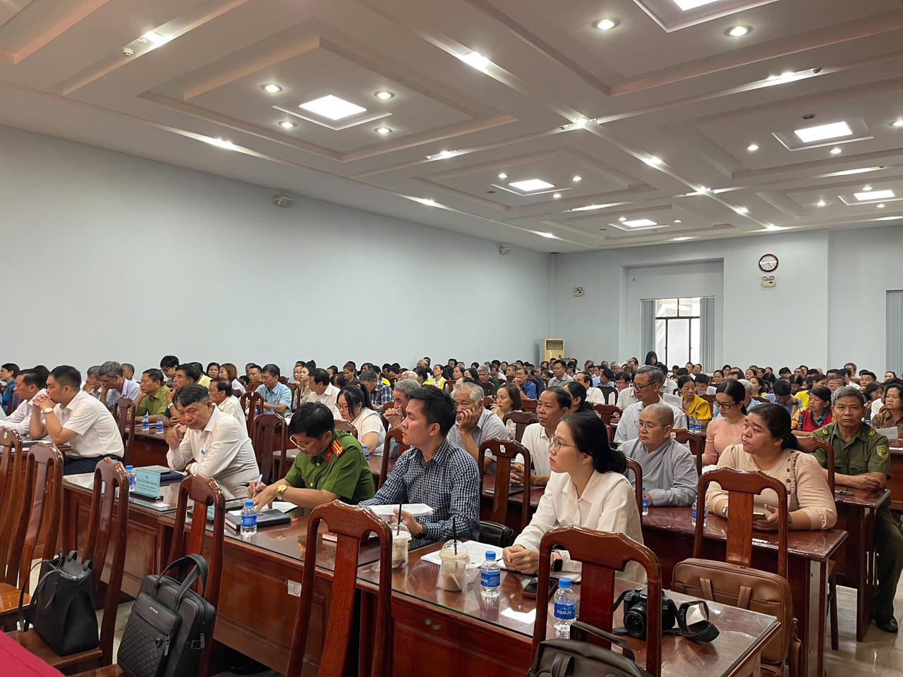 Cử tri phường Thới An tham gia tiếp xúc cử tri (Ảnh: Bùi Yên).