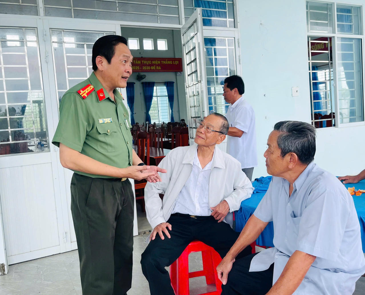 Đại tá Hồ Việt Triều đã ân cần thăm hỏi, lắng nghe tâm tư, nguyện vọng và những ý kiến, kiến nghị của cử tri ở xã Phú Mỹ.