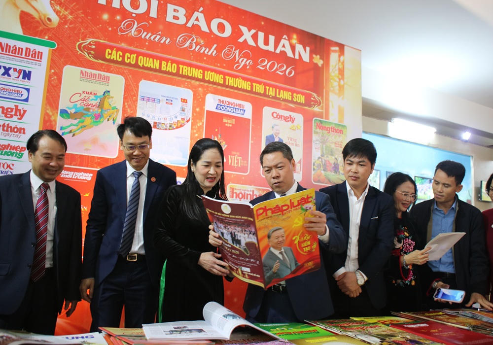 Ông Đoàn Thanh Sơn, Phó Chủ tịch UBND tỉnh Lạng Sơn và một số đại biểu ấn tượng với ấn phẩm Xuân Báo Pháp luật Việt Nam tại Hội báo Xuân xứ Lạng năm 2026. Ảnh: Minh Hữu