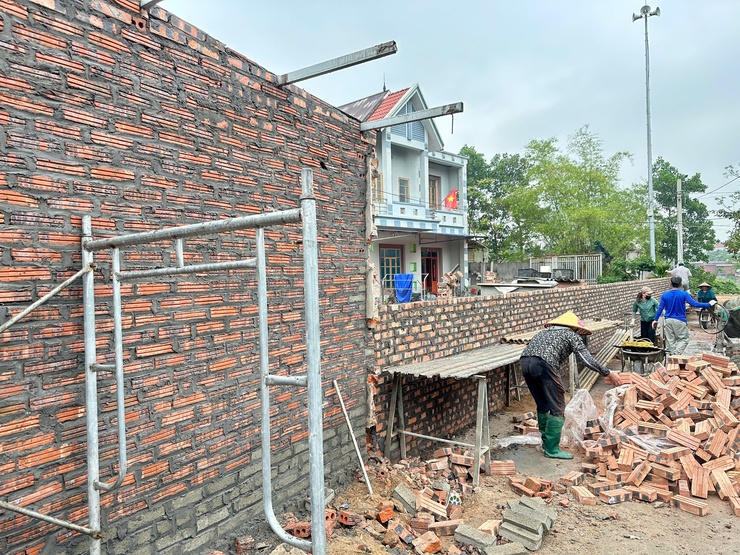 Người dân tiến hành xây dựng lại tường bao mới
