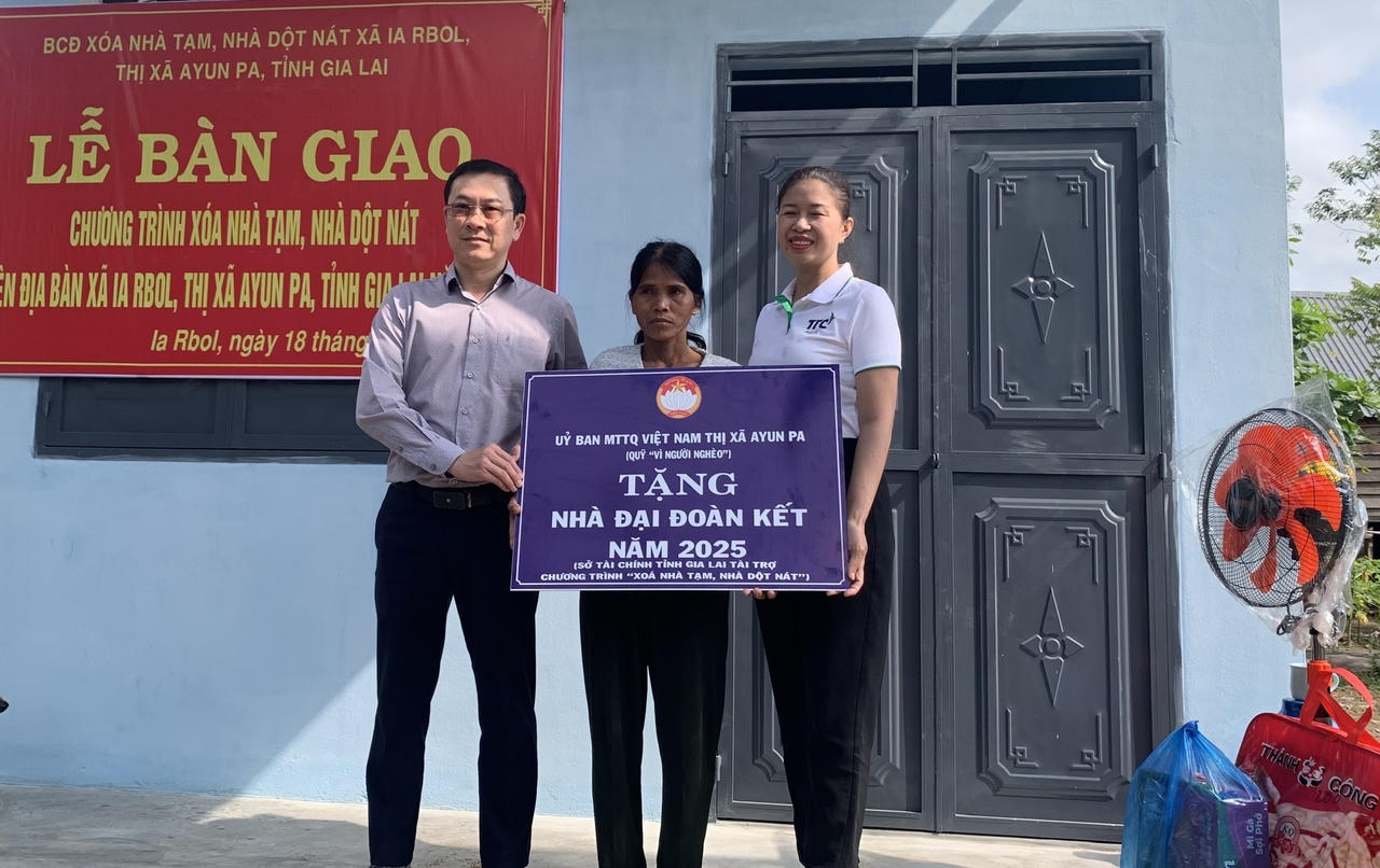 Nữ giám đốc Vũ Thị Lan tâm huyết, nặng lòng với nông dân trên vùng đất sông Pa
