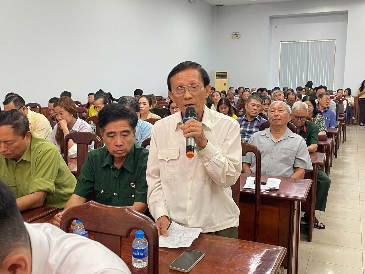 Cử tri kiến nghị cần có chính sách quan tâm hơn nữa với người có công, nhất là việc lấy mẫu ADN với thân nhân liệt sĩ chưa tìm được hài cốt (Ảnh: Bùi Yên).