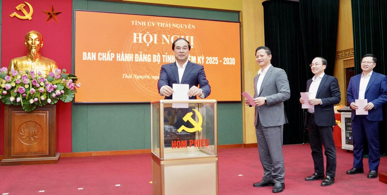 Các đại biểu bỏ phiếu bầu bổ sung chức danh Phó Bí thư Tỉnh ủy, nhiệm kỳ 2025-2030.(Ảnh: PV)