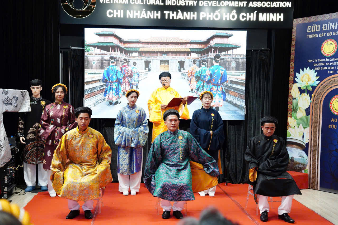 Nghệ nhân Hà Văn Lợi - giới thiệu nghi lễ mặc áo dài Ngũ Thân Cửu Đỉnh