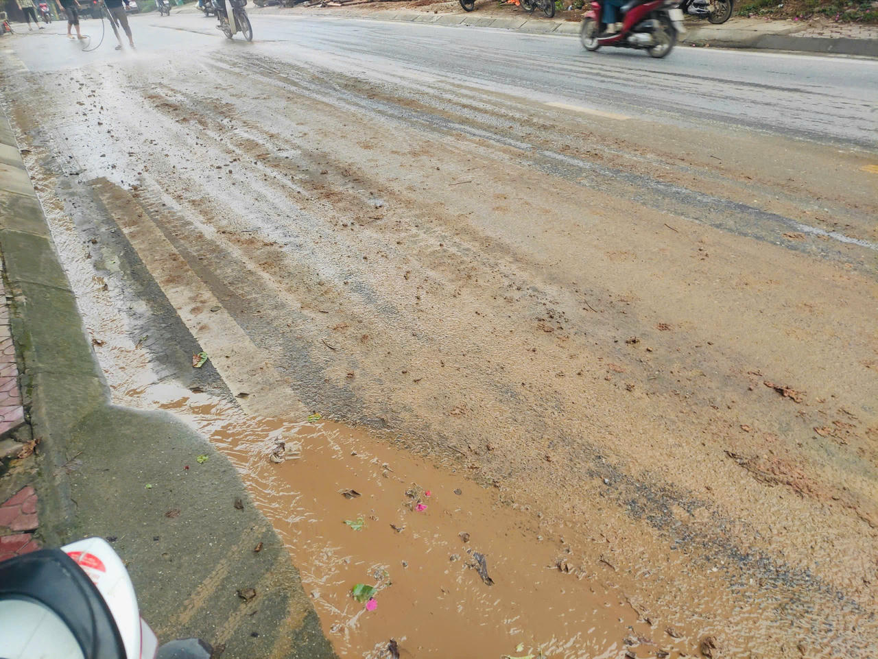 Bụi bẩn bủa vây khu dân cư vì thi công mở rộng cao tốc Nội Bài - Lào Cai