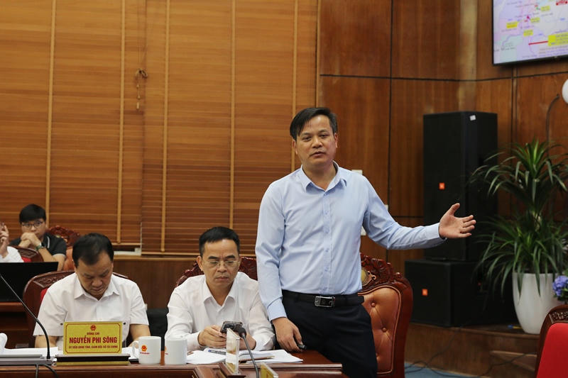 Phó Chủ tịch thường trực UBND tỉnh Điện Biên Lò Văn Cương cho ý kiến tại phiên họp