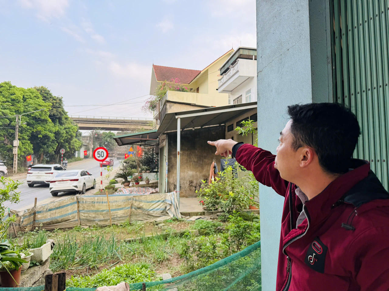 Anh Bùi Đức Quý, người dân thôn Giao Bình, xã Gia Phú lo lắng về tình trạng mất an toàn giao thông khi thi công công trình.