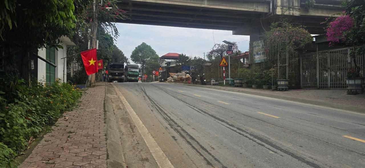 Bụi bẩn bủa vây khu dân cư vì thi công mở rộng cao tốc Nội Bài - Lào Cai