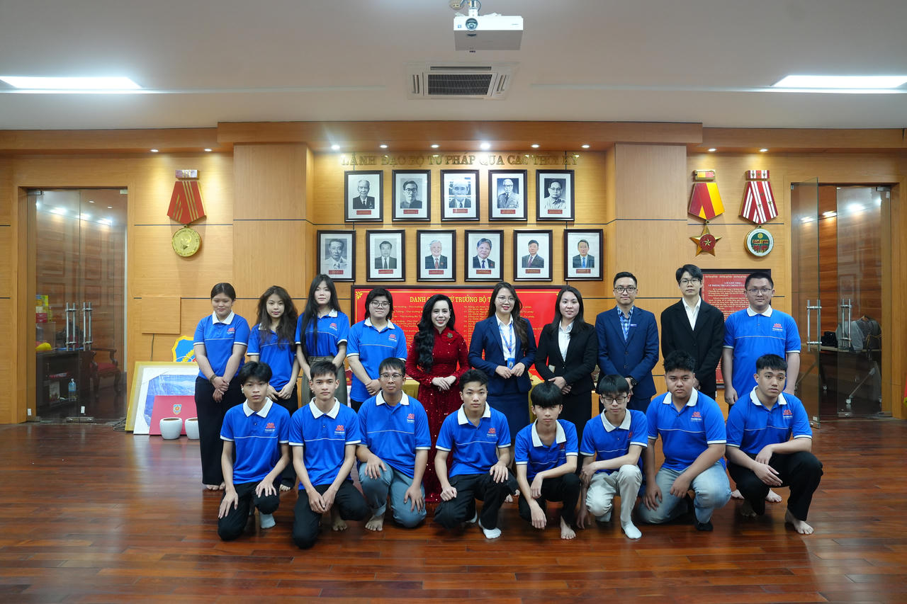 Sinh viên khoa Luật trường Đại học Thành Đô tham quan nhà truyền thống Bộ Tư pháp. (Ảnh: H.G)