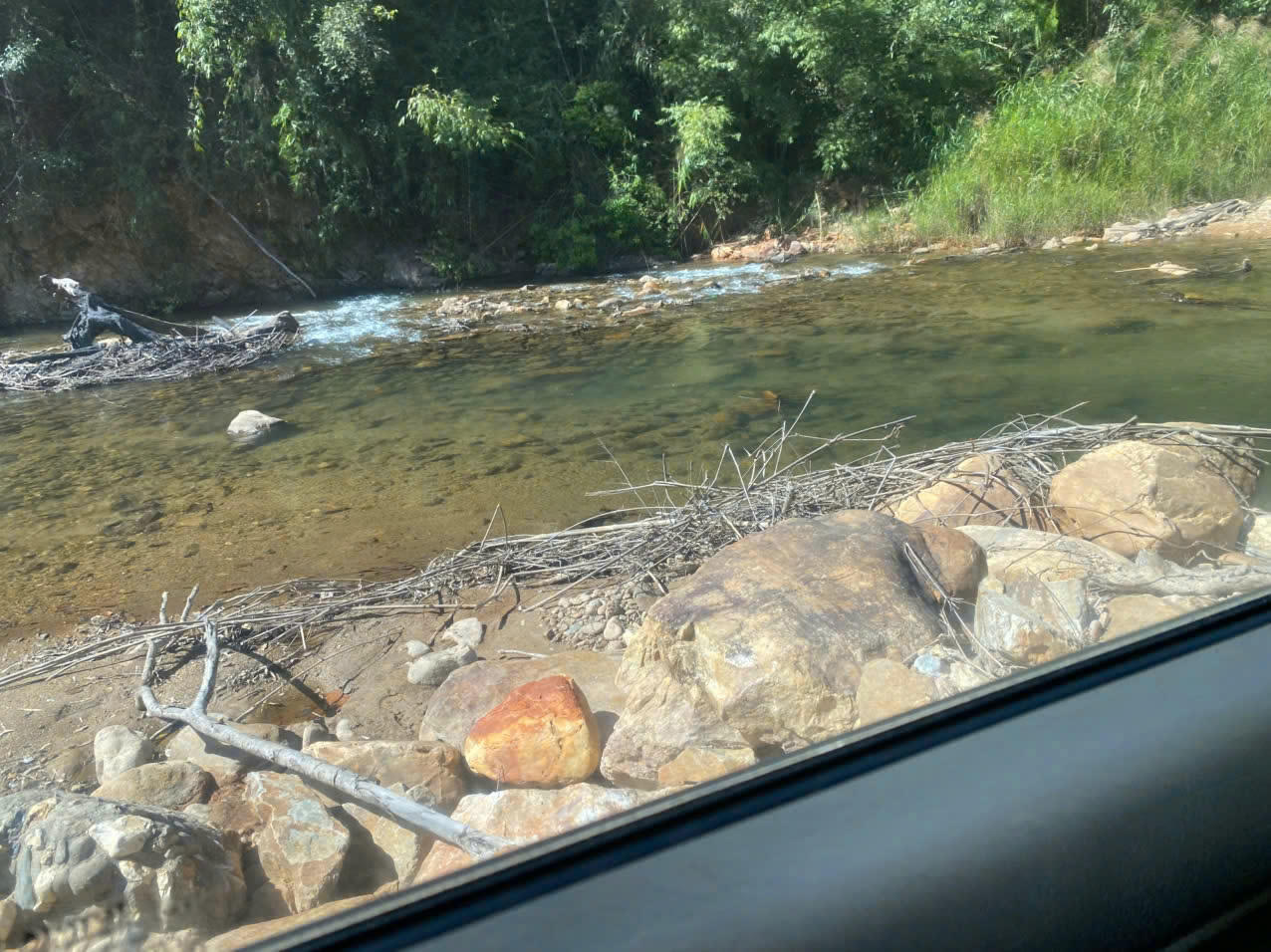 Đường vào Đồn Biên phòng Rơ Long phải đi qua nhiều ngầm suối, việc đi lại của cán bộ và người dân vùng biên còn gặp nhiều khó khăn.