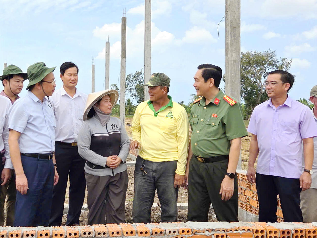 Trong khuôn khổ chương trình tiếp xúc cử tri tại xã Đá Bạc, ông Phan Chí Hiếu - Ủy viên BCH TW Đảng, Thứ trưởng Bộ Tư pháp và Đại tá Hồ Việt Triều - Ủy viên BTV Tỉnh ủy, Giám đốc Công an tỉnh Cà Mau đã đến thăm, kiểm tra tiến độ xây dựng nhà cho ông Lý Huỳnh (hội viên Hội Cựu CAND) và ông Bùi Thanh Hận (gia đình chính sách).