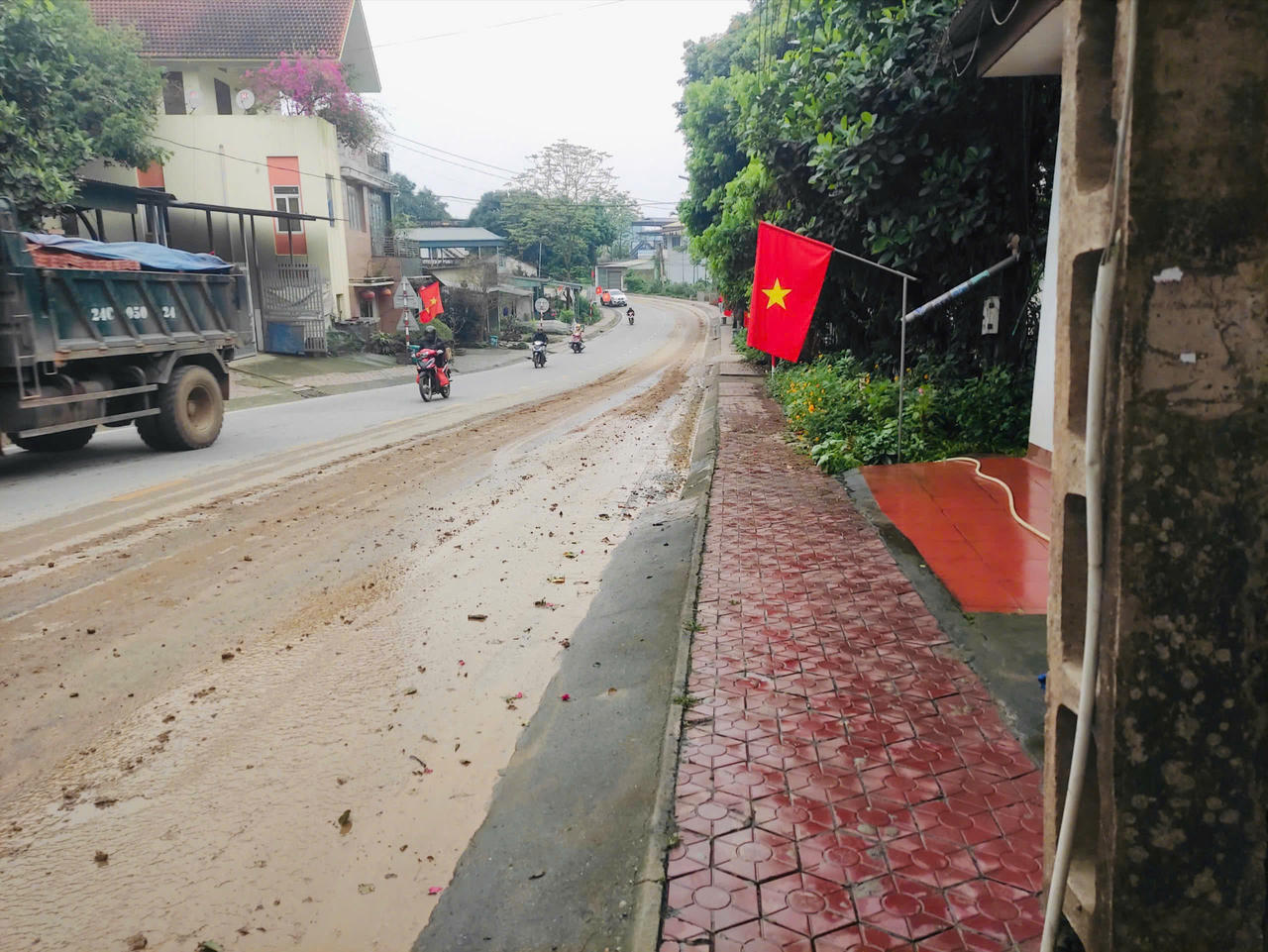 Bụi bẩn bủa vây khu dân cư vì thi công mở rộng cao tốc Nội Bài - Lào Cai