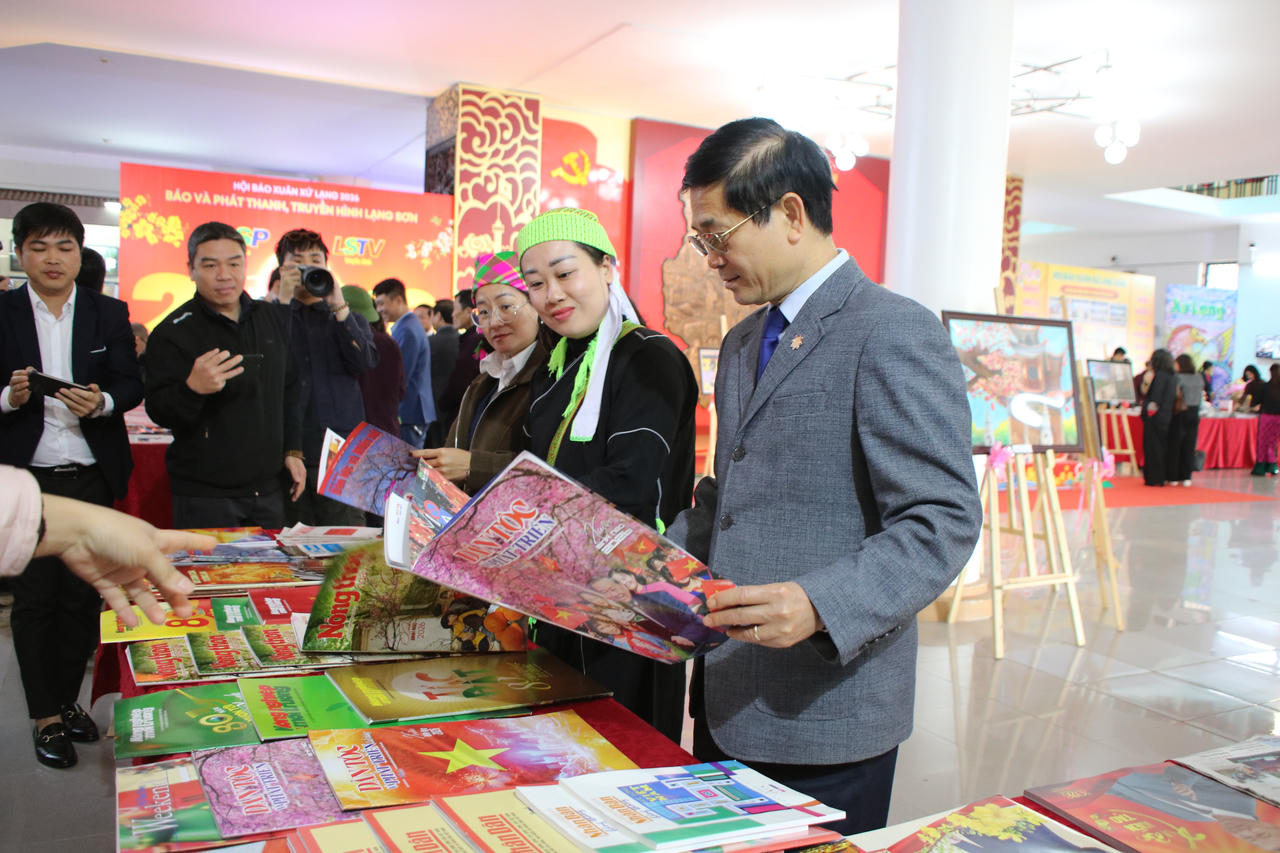 Nhiều đại biểu và người dân tham quan gian trưng bày các cơ quan báo chí trung ương.