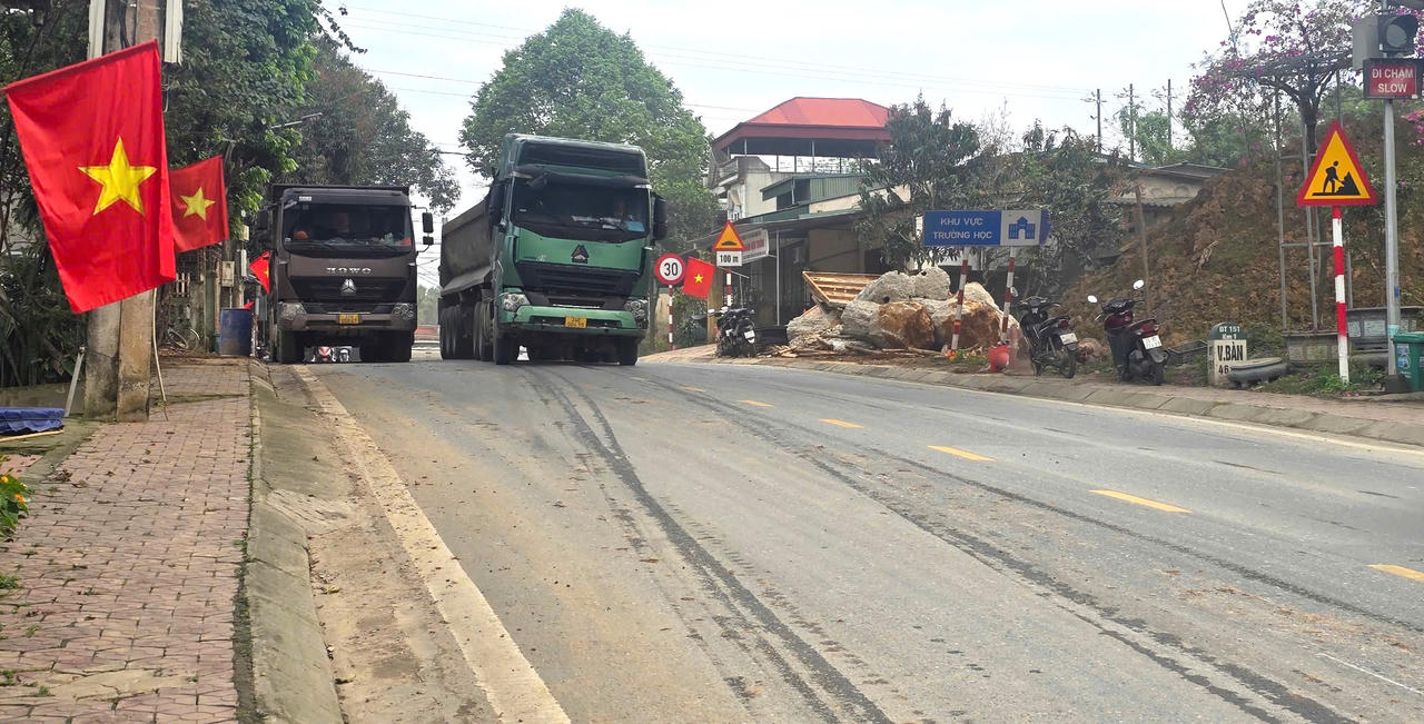Bụi bẩn bủa vây khu dân cư vì thi công mở rộng cao tốc Nội Bài - Lào Cai