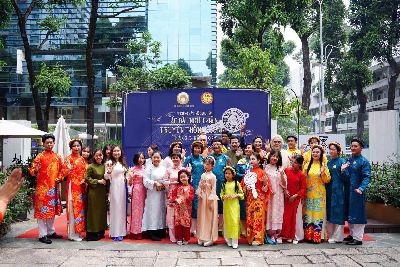 Khách mời chụp hình trong buổi giới thiệu nghi lễ mặc áo dài ngũ thân truyền thống- đương đại.