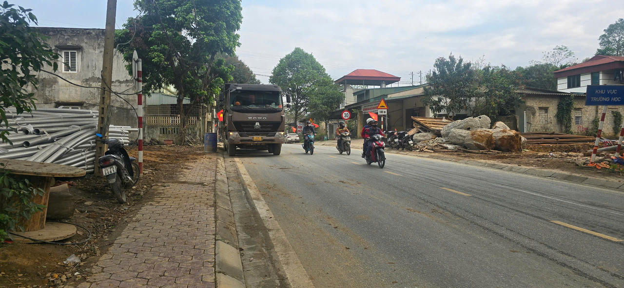 Bụi bẩn bủa vây khu dân cư vì thi công mở rộng cao tốc Nội Bài - Lào Cai