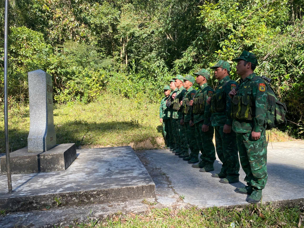 Tổ tuần tra thực hiện nghi thức chào cột mốc trong quá trình tuần tra bảo vệ biên giới.
