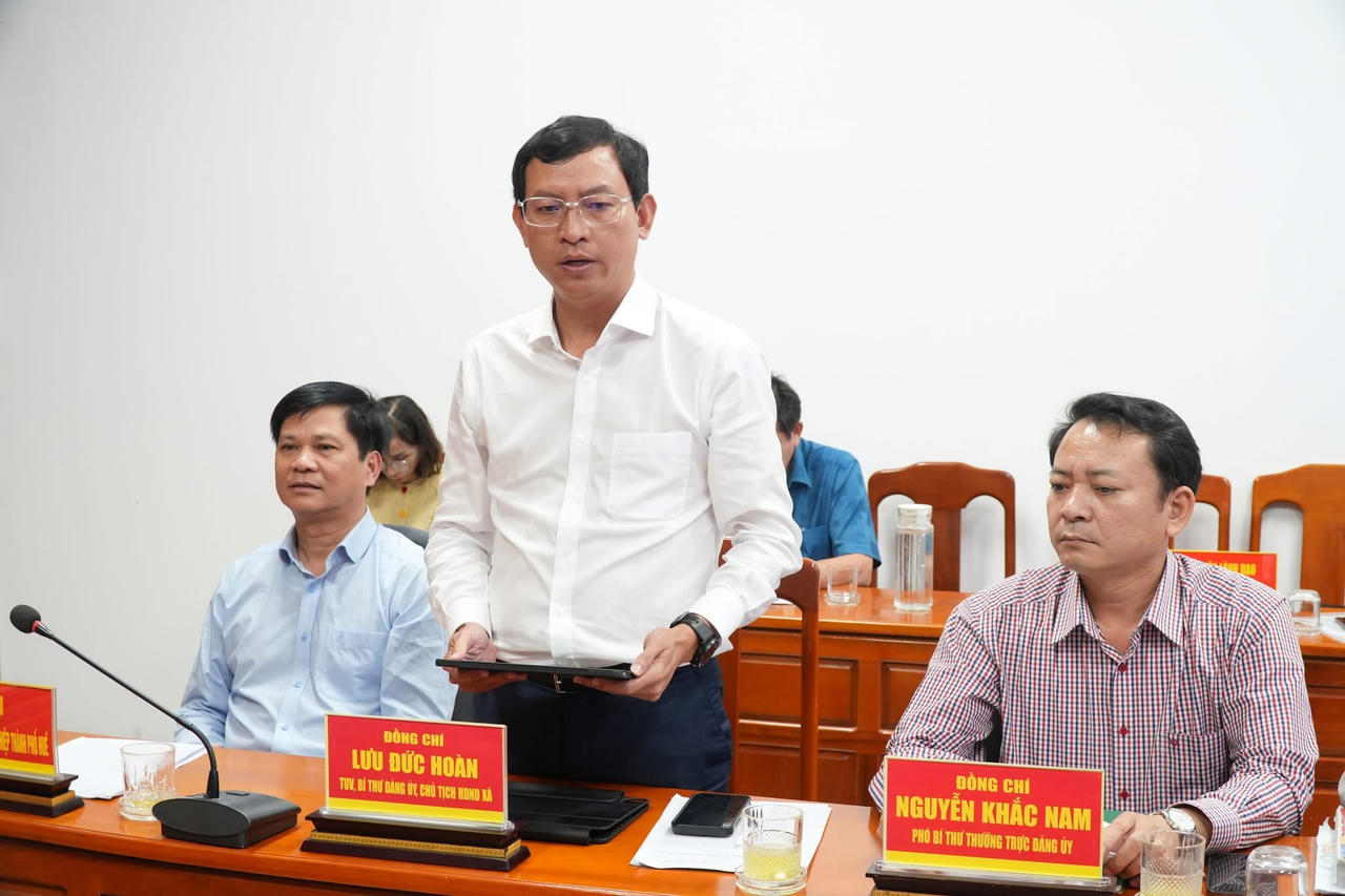 Ông Lưu Đức Hoàn, TUV, Bí thư Đảng ủy, Chủ tịch HĐND xã Chân Mây – Lăng Cô báo cáo công tác chuẩn bị bầu cử tại buổi làm việc với đoàn công tác thành phố.