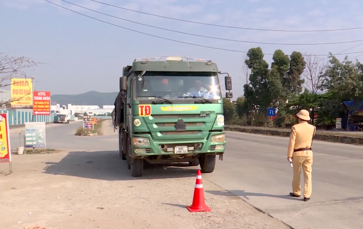 Bắc Ninh tăng cường kiểm tra, xử lý xe quá tải lưu thông trên các tuyến đê