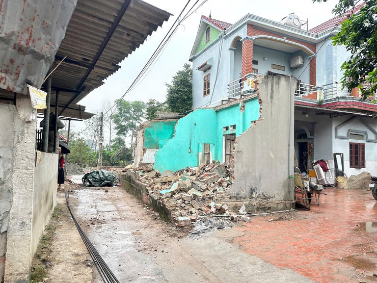 Sau khi người dân hiến đất con đường sẽ được mở rộng từ 2m lên 4m giúp thuận tiện đi lại của người dân và tăng giá trị sử dụng.