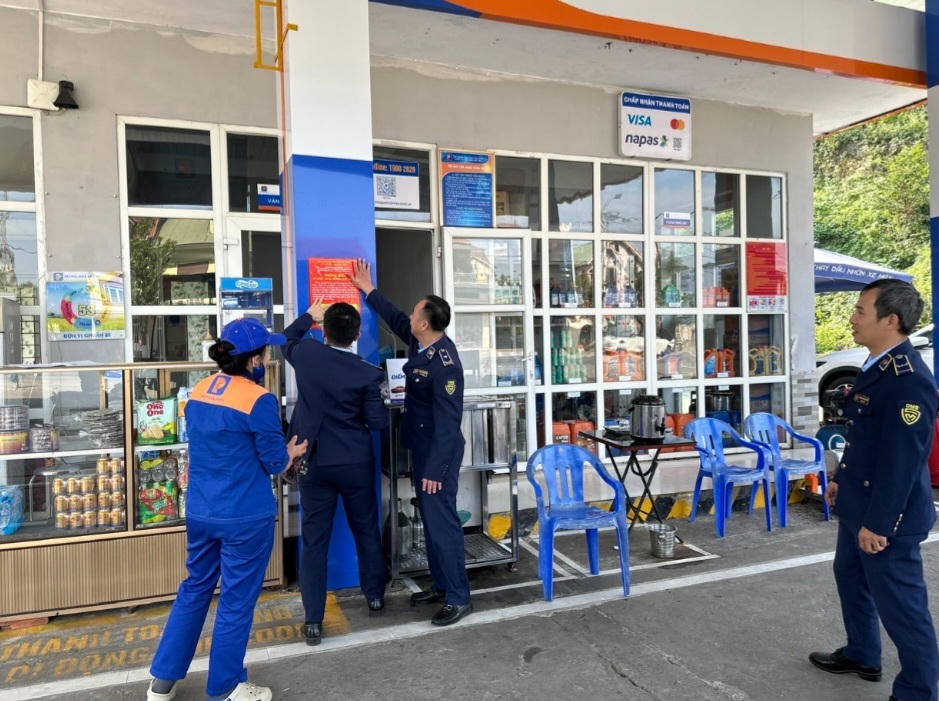 Lực lượng chức năng niêm yết số điện thoại đường dây nóng của Ban Chỉ đạo 389 tỉnh Hà Tĩnh.