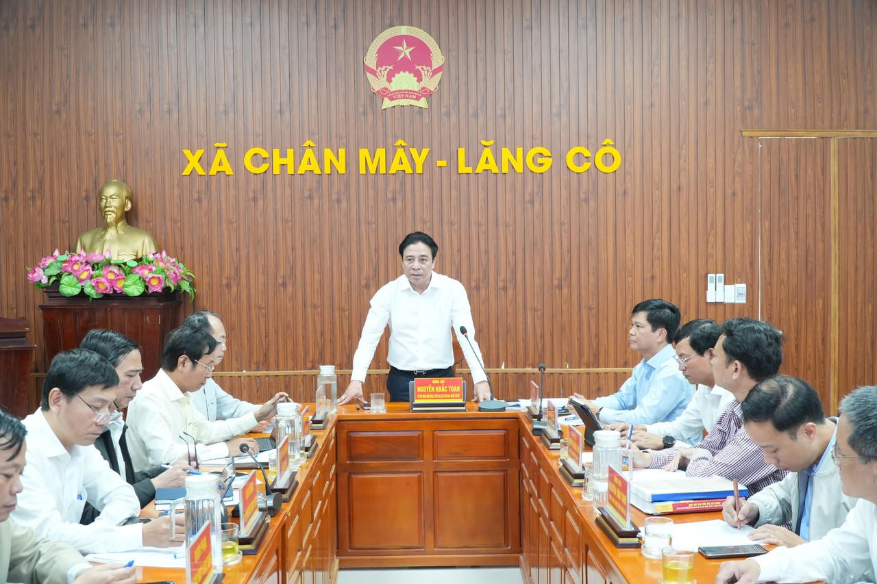 Ông&nbsp;Nguyễn Khắc Toàn, Chủ tịch UBND TP Huế phát biểu chỉ đạo tại buổi làm việc với lãnh đạo xã Chân Mây - Lăng Cô về công tác chuẩn bị bầu cử.