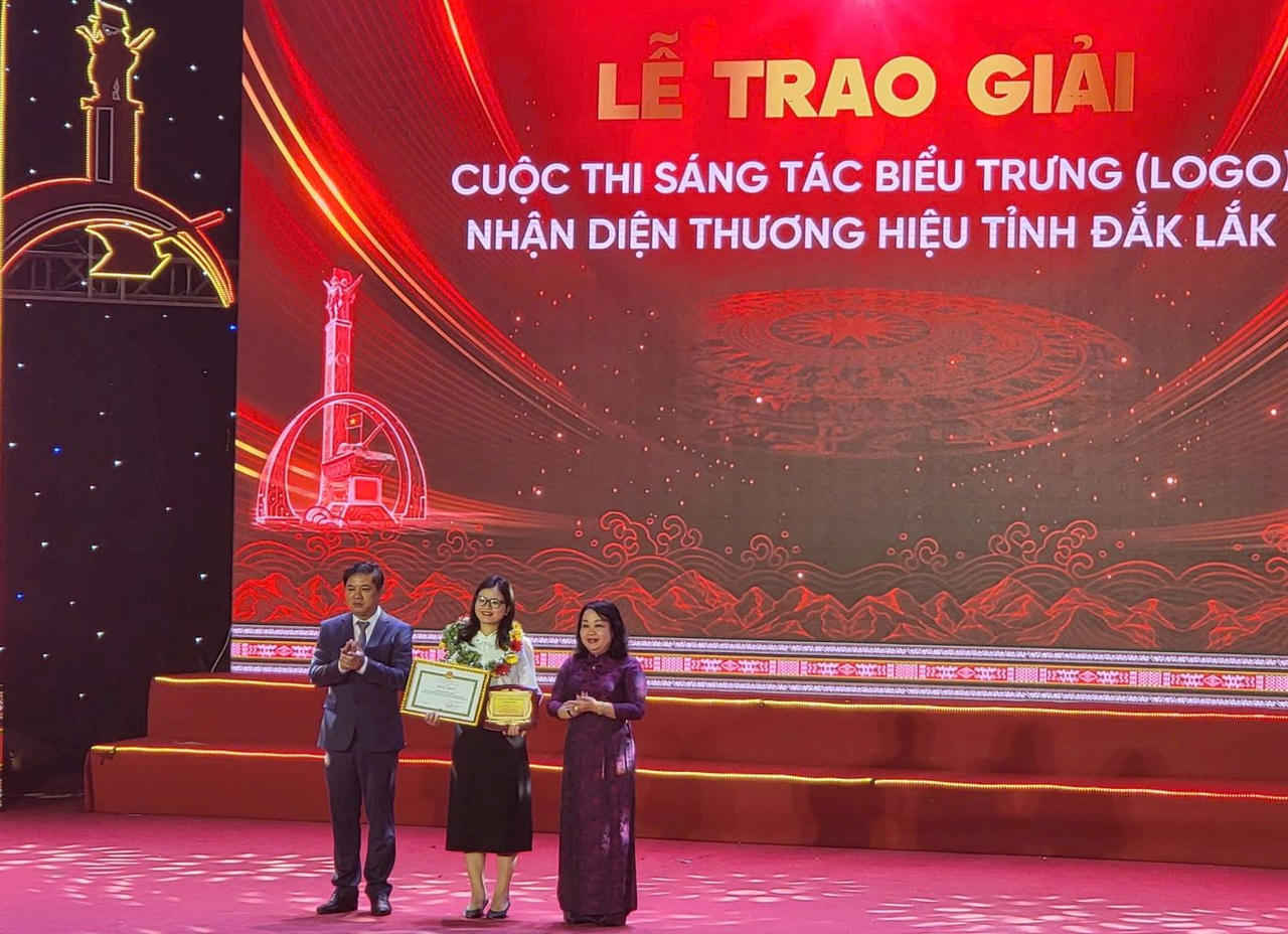 Ban Tổ chức trao giải cho bà Hoàng Thị Thu Thảo