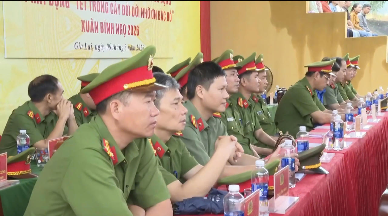 Đại biểu Công an tỉnh Gia Lai tham dự Lễ khai giảng khóa huấn luyện chiến sĩ mới, ra quân huấn luyện và phát động "Tết trồng cây đời đời nhớ ơn Bác Hồ".