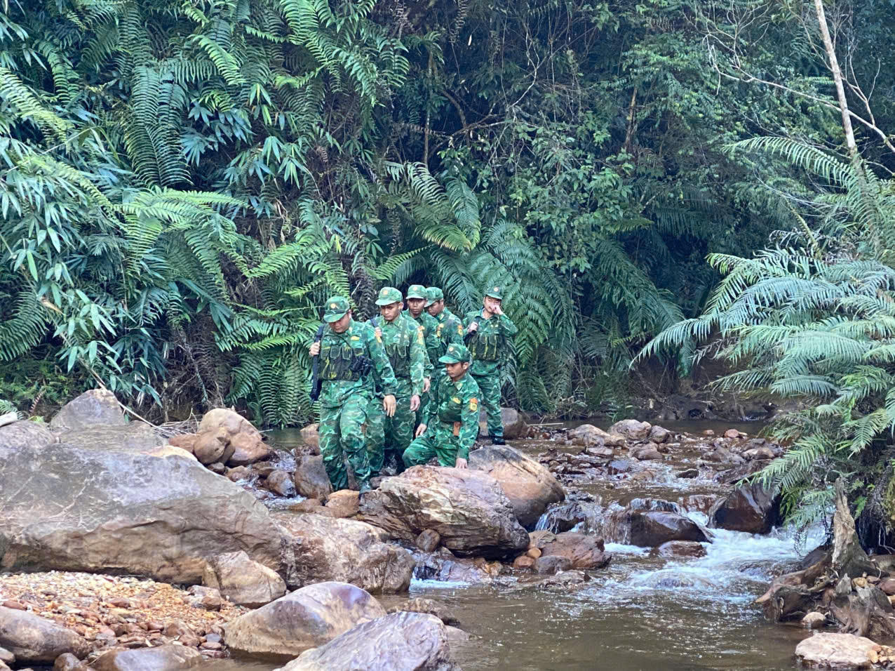 Các chiến sĩ băng rừng, vượt suối trong hành trình tuần tra đường biên.