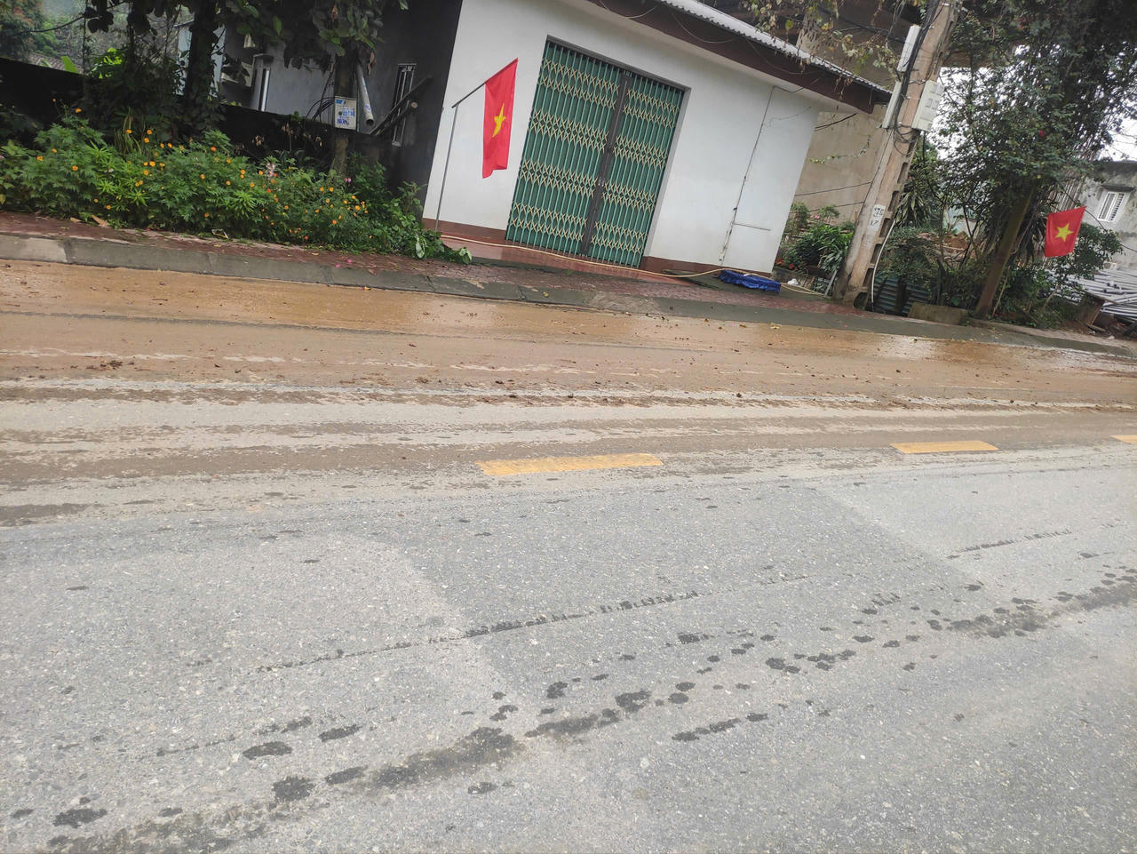 Bụi bẩn bủa vây khu dân cư vì thi công mở rộng cao tốc Nội Bài - Lào Cai