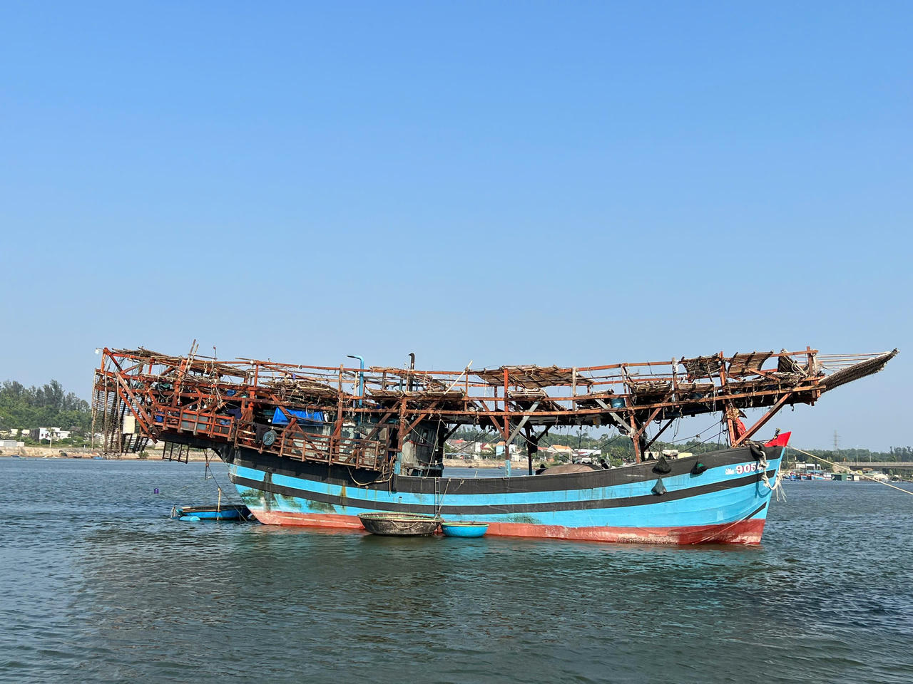 Nghề câu mực xà là nghề truyền thống của ngư dân xã Bình Sơn, tỉnh Quảng Ngãi. Thời gian hoạt động trên biển kéo dài từ 2 đến 3 tháng nên tiềm ẩn nhiều rủi ro.