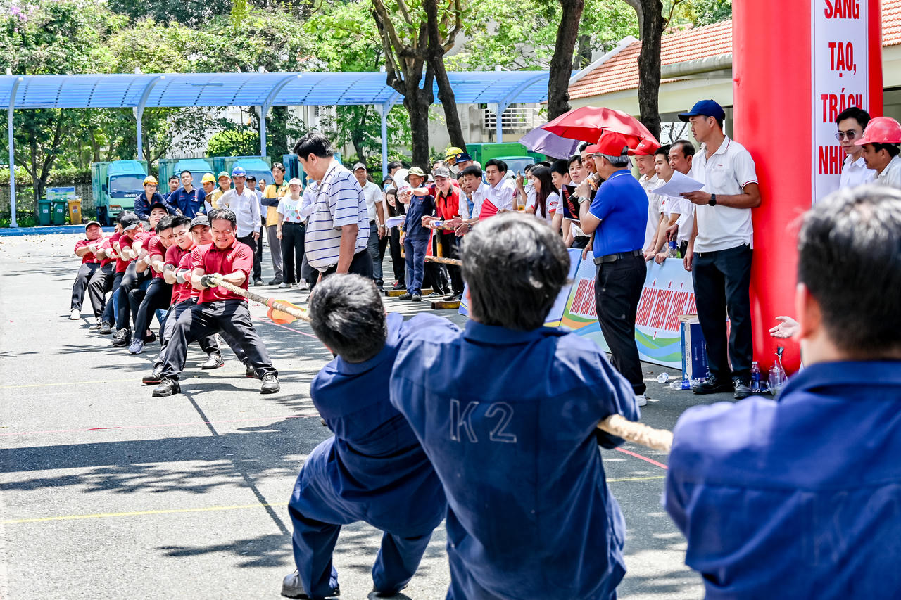 Các đội nam tham gia phần thi kéo co sôi nổi, tạo không khí vui tươi, phấn khởi chào mừng Ngày Quốc tế Phụ nữ.