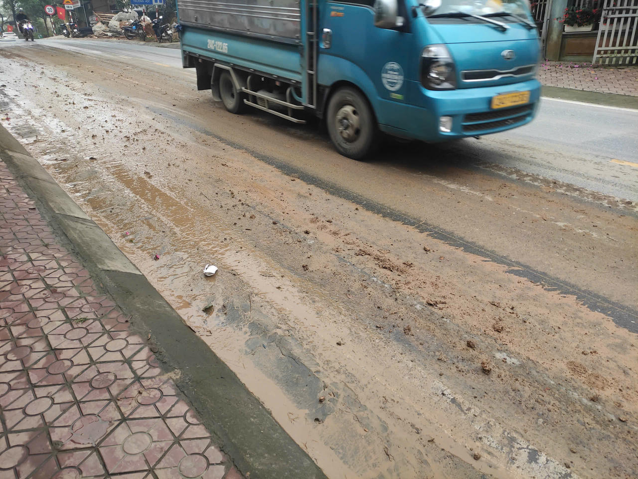 Bụi bẩn bủa vây khu dân cư vì thi công mở rộng cao tốc Nội Bài - Lào Cai