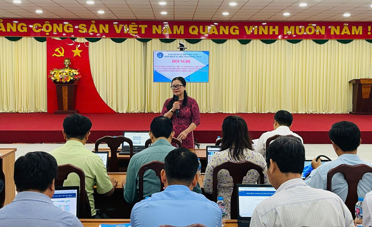 Viên chức quản lý BHXH tỉnh tham gia ý kiến về các giải pháp thực hiện chỉ tiêu phát triển người tham gia BHXH, BHYT năm 2026. Ảnh: Vân Hà