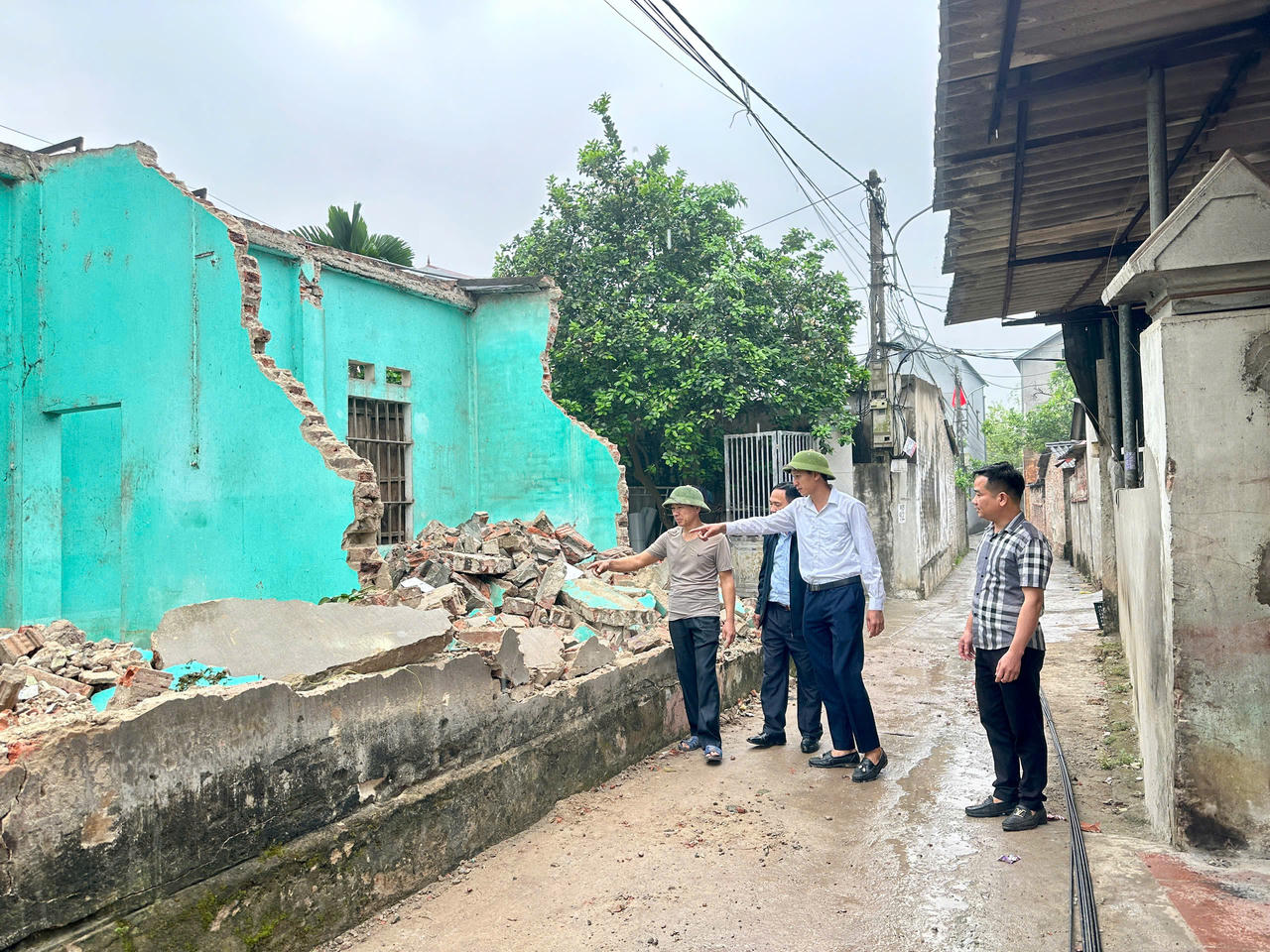Được chính quyền địa phương tuyên truyền vận động, 9 hộ dân thôn Kim Tiên xã Thư Lâm đã hiến 180m2 đất và tự nguyện tháo dỡ tường rào, công trình phụ, để mở rộng đường thôn từ 2m lên 4m. Trong ảnh là hộ ông Nguyễn Kim Quý hiến 20m2 đất trị giá hàng trăm triệu và tự nguyện phá dỡ thu dọn để bàn giao mặt bằng cho địa phương.