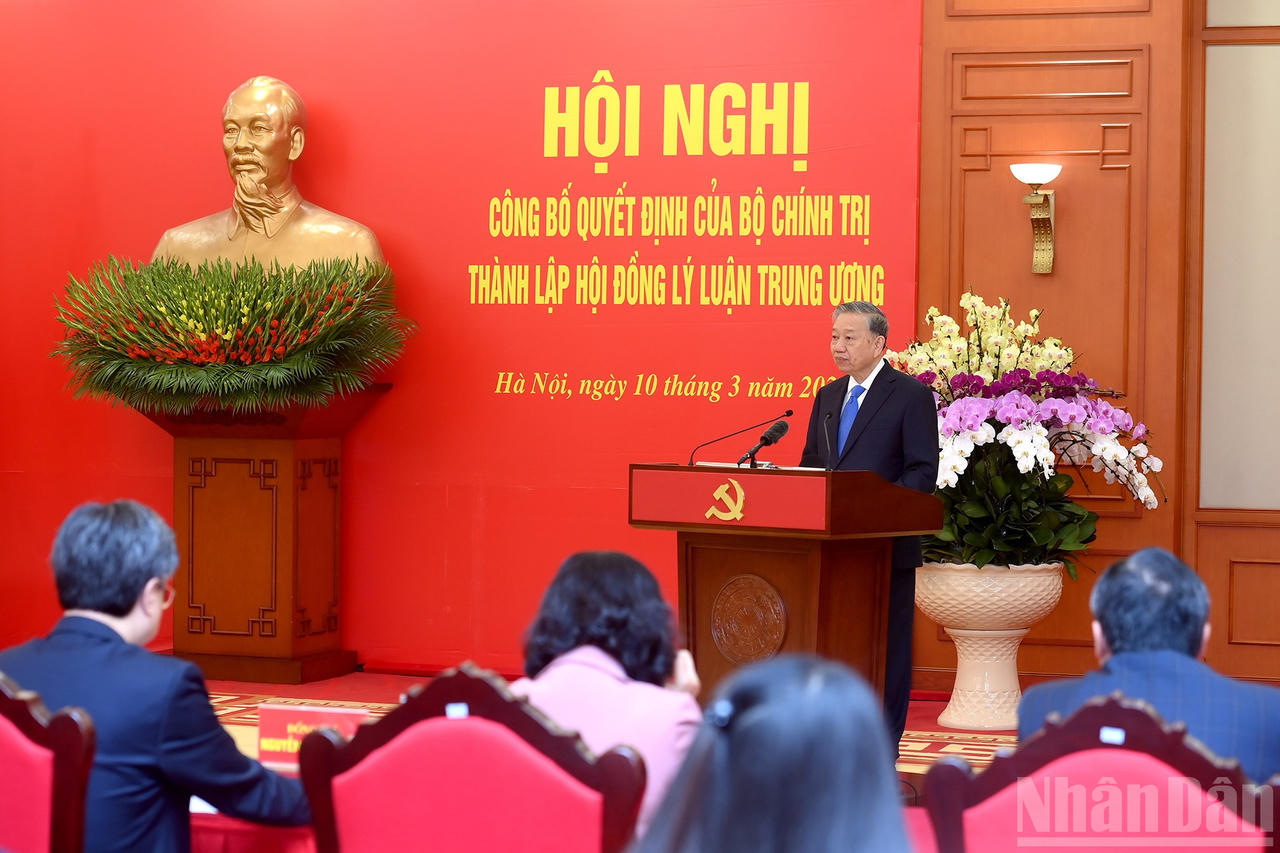 Công tác lý luận phải gắn bó chặt chẽ với thực tiễn phát triển của đất nước