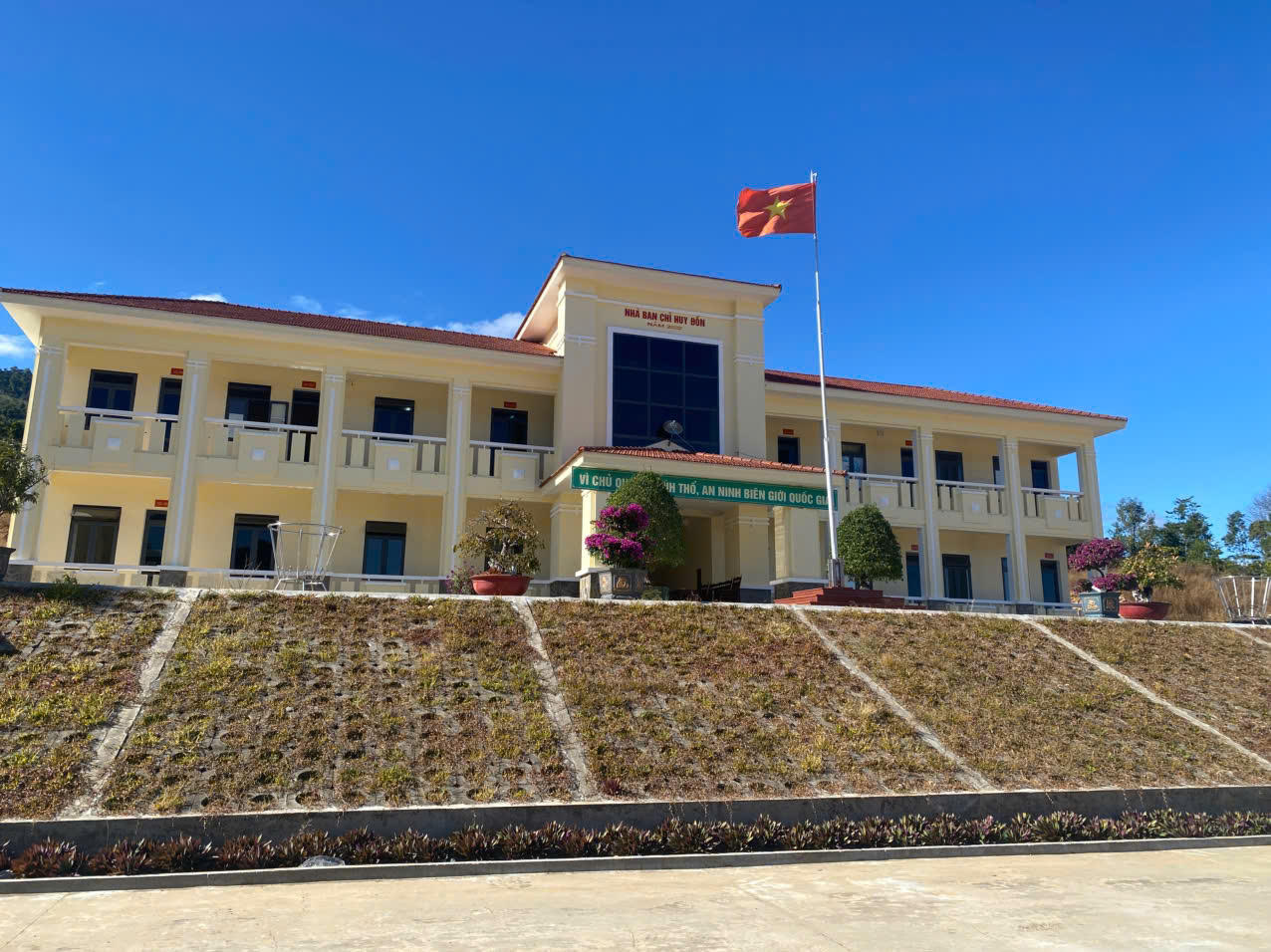 Trụ sở mới của Đồn Biên phòng Đăk Long được xây dựng khang trang; trụ sở cũ được bố trí làm nhà công vụ cho cán bộ xã và giáo viên công tác tại địa phương.