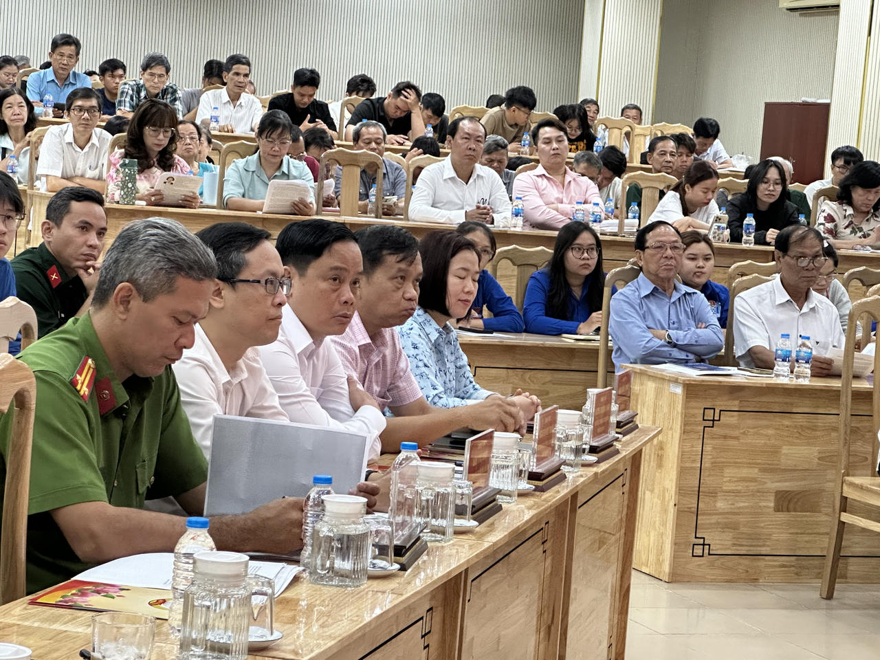 Ông Nguyễn Huy Thắng - Chủ tịch phường Bình Phú (thứ 3 từ trái qua) và các lãnh đạo địa phương tham dự buổi tiếp xúc cử tri.