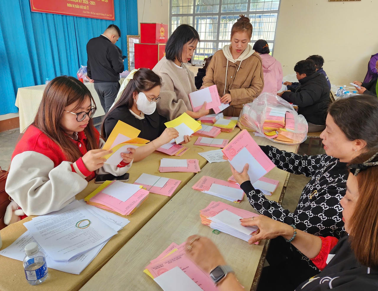 Rà soát, kiểm tra thông tin thẻ cư tri trước khi phát về cho người dân tham gia bầu cử.