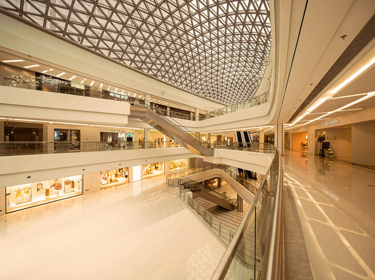 Tại tầng 1 và 2, Regal Mall (8.000m²) mang đến không gian mua sắm, trải nghiệm đa sắc màu với 6 Flagship Store đẳng cấp.