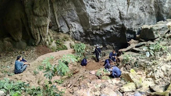 Đội Quy tập hài cốt liệt sĩ mở rộng tìm kiếm tại khu vực hang Chia, núi Hin Đăm.
