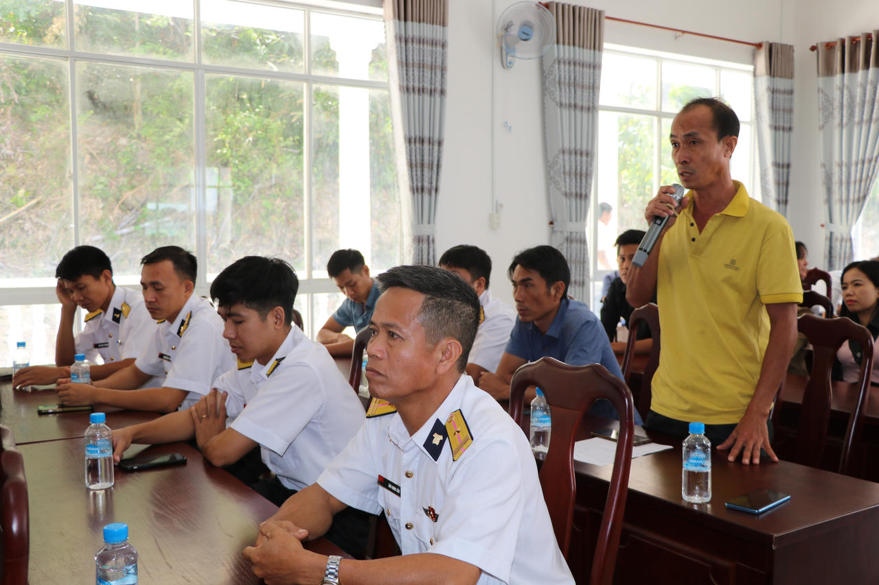 Các cử tri kiến nghị, đóng góp ý kiến tại hội nghị.