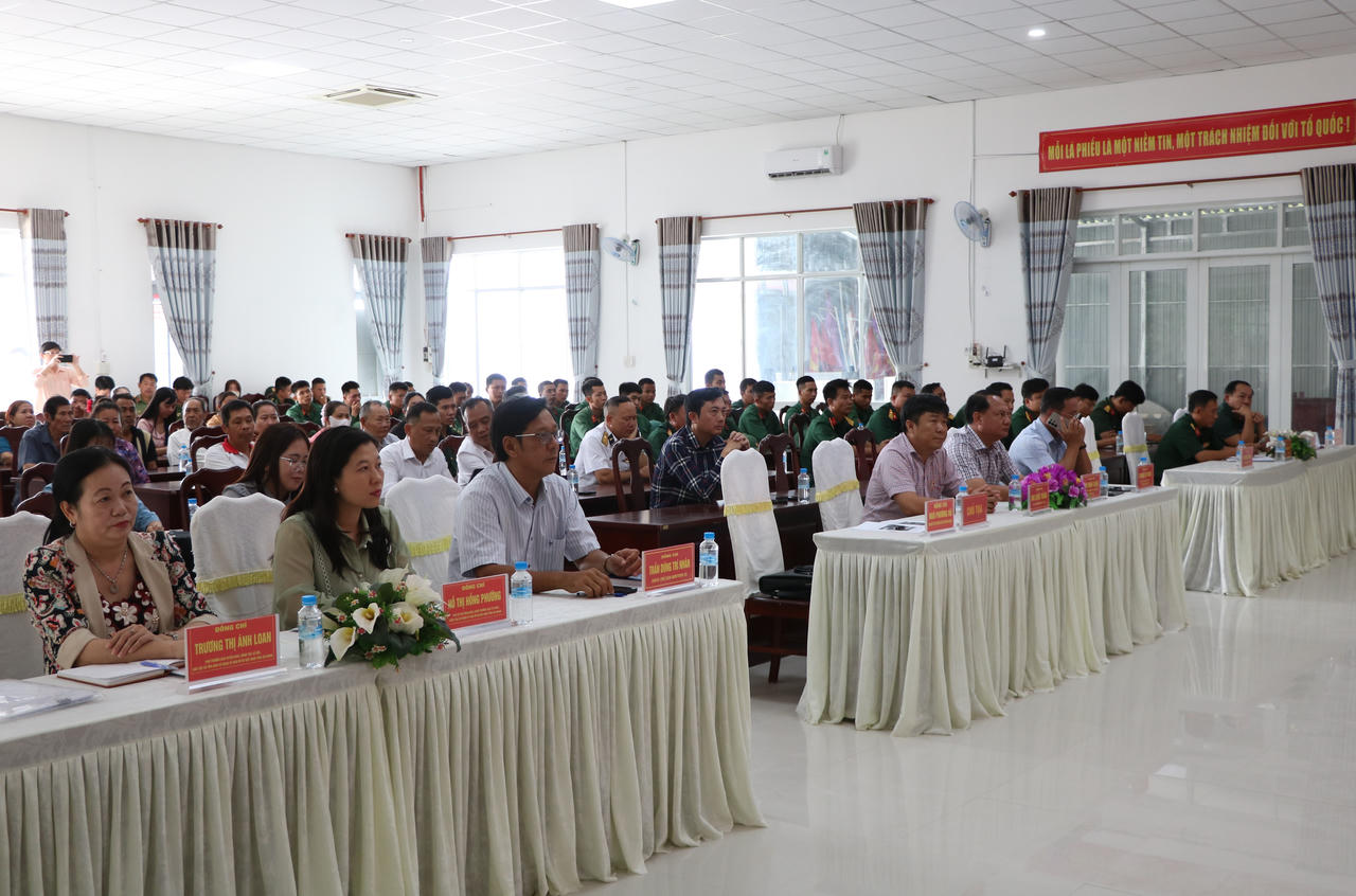 Các đại biểu tham dự hội nghị tiếp xúc cử tri.