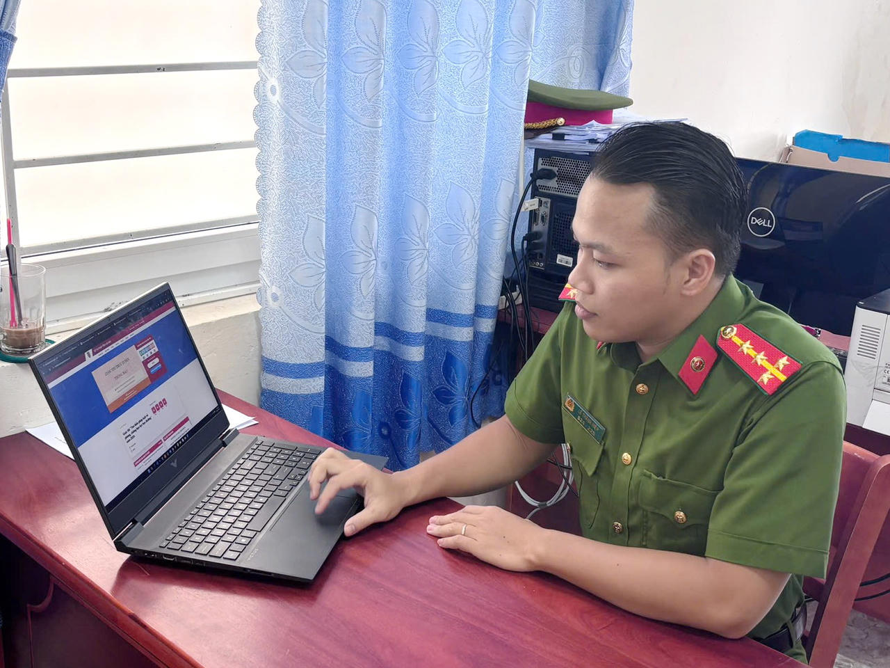 Đại úy Lê Thành Hiệp, cán bộ Công an xã Sông Đốc tích cực tham gia và đạt kết quả cao tại cuộc thi.